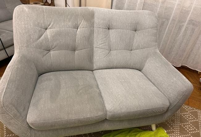 Jasnoszara, dwuosobowa kanapa z materiału przed i po profesjonalnym praniu tapicerki